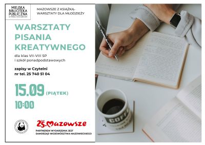 po prawej stronie stół, na nim zeszyty i kawa na podstawce, dłoń z długopisem oparta na zeszycie, po lewej stronie...