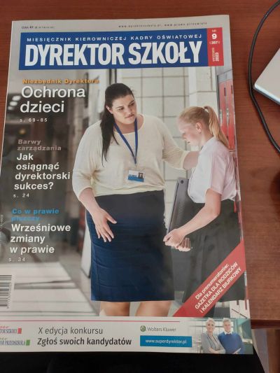 zdjęcie okładki czasopisma Dyrektor Szkoły, na zdjęciu nauczyciel stoi obok smutnej uczennicy