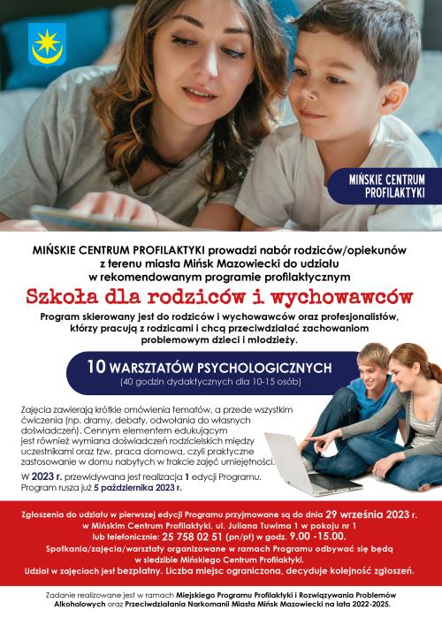 na górze kobieta i chłopiec podpierają się na łokciach leżąc na brzuchach, kobieta wskazuje palcem na książkę, w lewym...