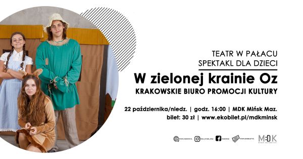 po lewej stronie w kole troje wykonawców na tle zrobionego ze szmat domku, kobieta z przodu kuca, po prawej stronie...