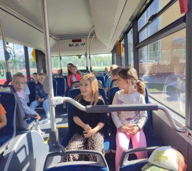 dzieci siedzą na siedzeniach w autobusie