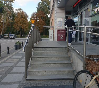 zdjęcie schodów do budynku