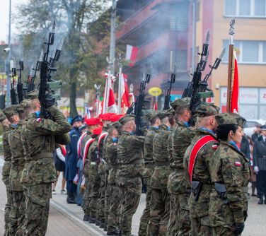 dwa rzędy żołnierzy, strzelają z karabinów