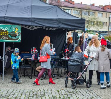 namiot z napisem cafe pasjans, pod namiotem stoły, przed namiotem ludzie