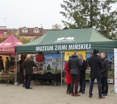 namioty, pod namiotami zabawy, sprzęty wojskowe, po prawej stronie baner Mazowsze