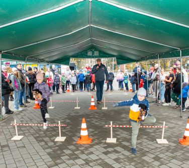 pod namiotem zabawy dla dzieci, biegi z konikami, naokoło ludzie