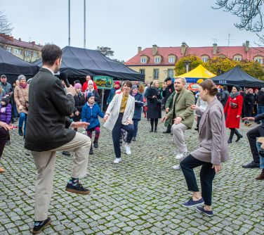 na środku placu starego rynku tańce