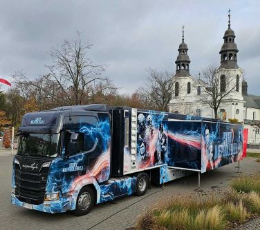 autobus stoi na placu stary rynek, w tle kościół i rynek