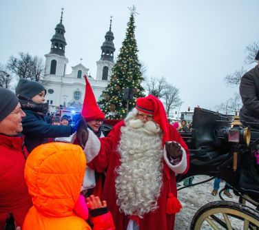 Dwór. Karoca z woźnicą. Przed karocą mikołaj przybija piątki dzieciom