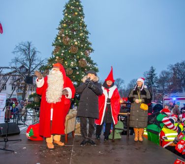 Dwór. Zima. Na scenie stoją cztery osoby. W tle choinka