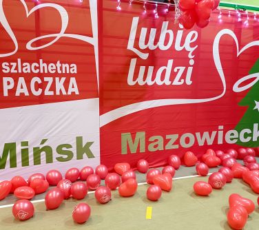 Pomieszczenie. Banery szlachetna paczka, na podlodze czerwone balony