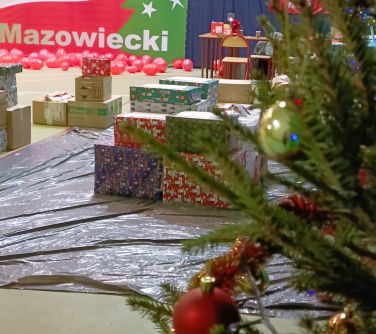 Pomieszczenie. Na podłodze leżą paczki prezentowe