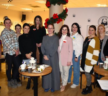 Aula. Jedenaście uśmiechniętych kobiet pozuje do zdjęcia