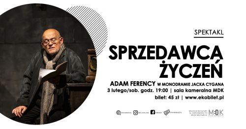 Po lewej w kole łysy mężczyzna w okularach i szaliku przewieszonym na szyi czyta książkę