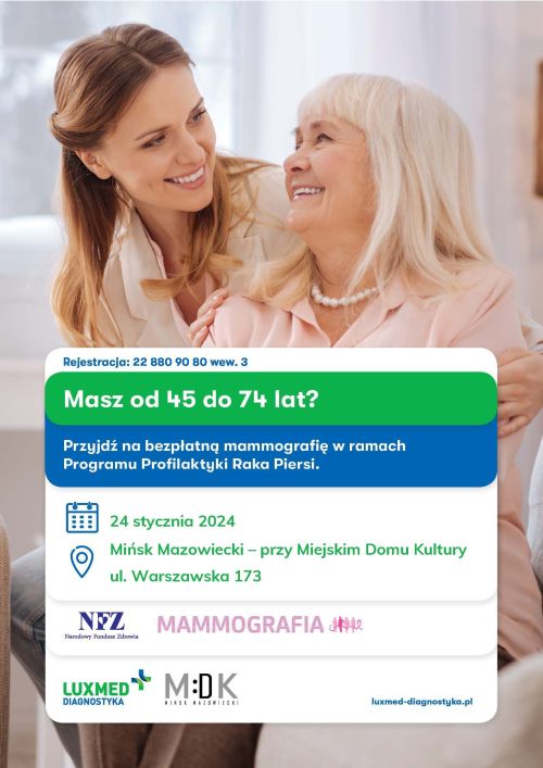 Dwie uśmiechnięte, siedzące kobiety patrzą na siebie. Jedna starsza, druga młodsza. Młodsza obejmuje dłońmi starszą.