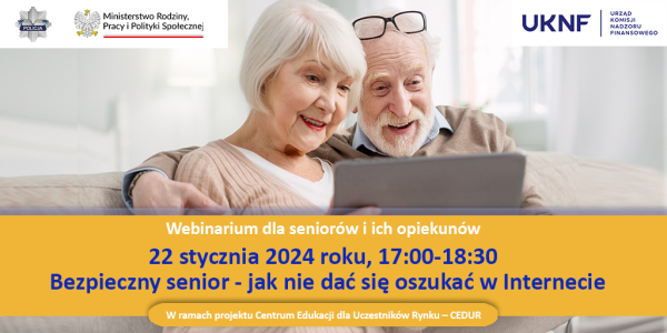 Uśmiechnięty starszy mężczyzna i kobieta siedzą na kanapie wpatrzeni w monitor laptopa. Mężczyzna obejmuje ręką kobietę.