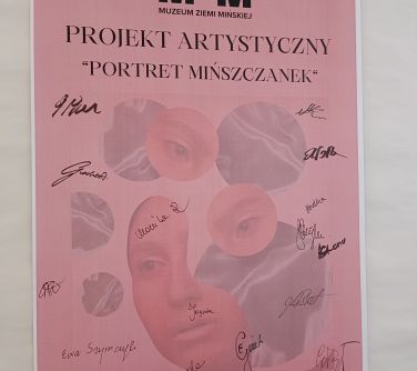 Zdjęcie różowego plakatu z twarzą kobiety. Plakat podpisany przez uczestniczki warsztatów. Na górze po środku napis Muzeum...