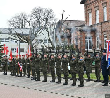 Dwór. Na chodniku szpaler żołnierzy. Strzelają salwę honorową z karabinów