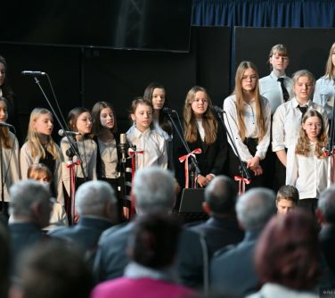 Aula szkolna. Na scenie występują dzieci