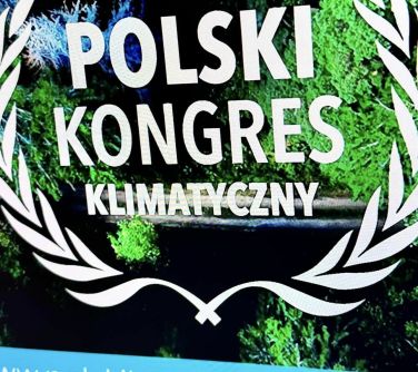 Między białymi złączonymi od dołu białymi liśćmi tytuł Polski kongres klimatyczny