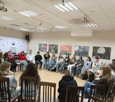 Sala konferencyjna. Naokoło krzesła na których siedzą osoby
