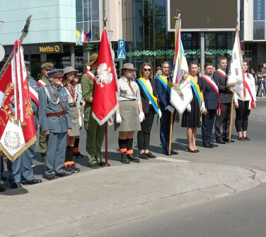Na dworze, na ulicy szpaler pocztów sztandarowych