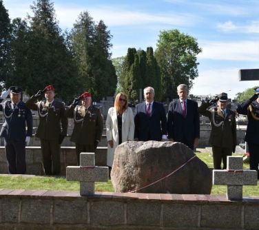 Cmentarz. Osiem osób oddaje hołd przed grobem