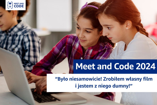 Dwie dziewczynki w pomieszczeniu siedza przy jasnym stole przed laptopem. Jedna drugiej coś pokazuje