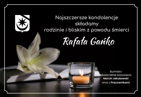 Na czarnym tle kondolencje. Na przodzie w przeźroczystej szklance zapalona świeczka, obok biały kwiat