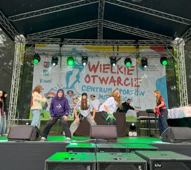 Dwór, scena. Nastolatki przedstawiają układ taneczny