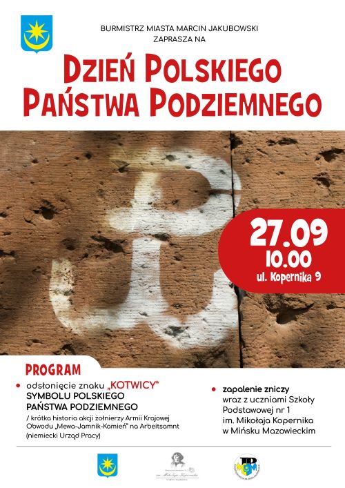 Na górze napisy na białym tle. W środku biały znak kotwicy na brązowym murze. Poniżej napisy na białym tle.