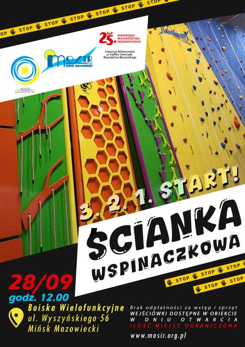 Zdjęcie kolorowej ścianki wspinaczkowej, wokół kolorowe napisy
