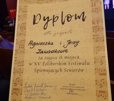 Jasno-brązowy dyplom z obwolutą z nutami