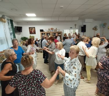 Pomieszczenie. Seniorzy tańczą