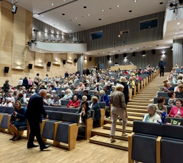 Sala koncertowa. Zdjęcie wypełnionej widowni