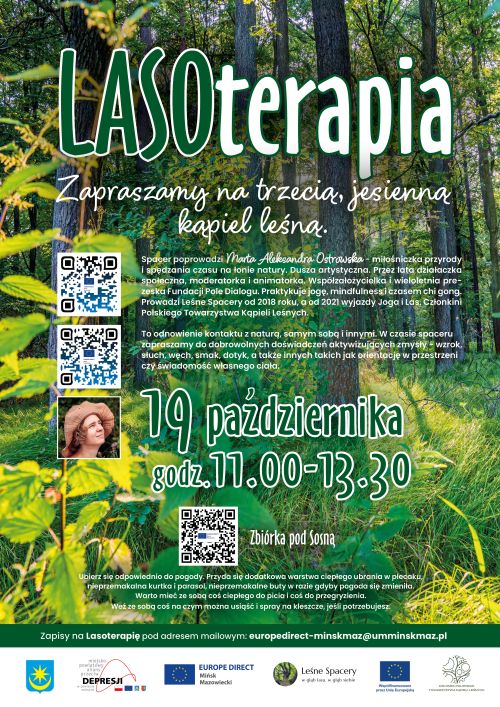 Napisy na tle lasu. Widok na zielone liście i pnie drzew.