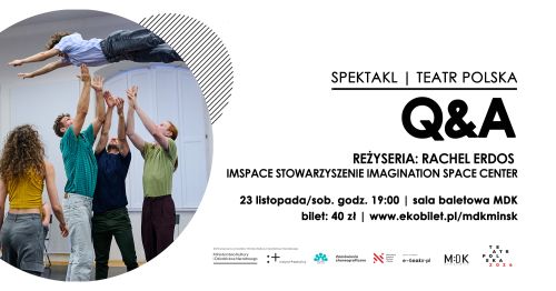 Po lewej w kole trzech mężczyzn podrzuca osobę do góry. Obok stoi tyłem kobieta. Po prawej na białym tle informacje