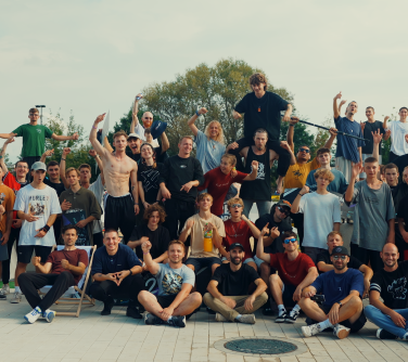 Dzień. Grupa osób pozuje na tle ramp do skakania