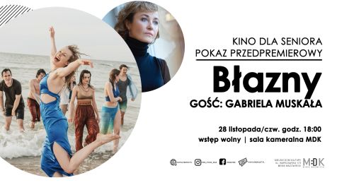 Po lewej w kole osoby po kolana w wodzie, na przodzie kobieta skocze do góry z rękoma do góry. Na górze drugie koło z...