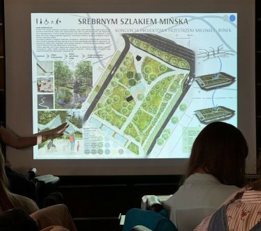 Pomieszczenie. Widok na ekran z wyświetlaną treścią.