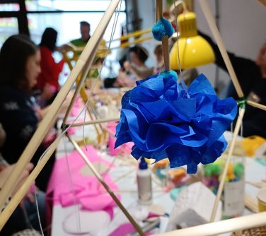 Jasne pomieszczenie. Zdjecie niebieskiej bombki z origami