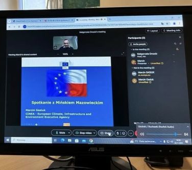 Ekran monitora z wyświetlana treścią