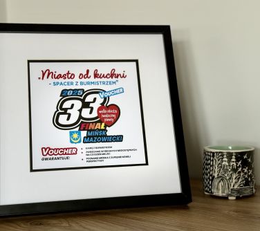 Obrazek w czarnej ramce na białym tle napis 33 finał wośp. Obok gliniany kubek