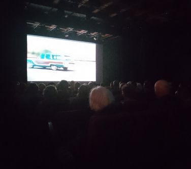 Ciemna sala. Na widownia ogląda film wyświetlany film.