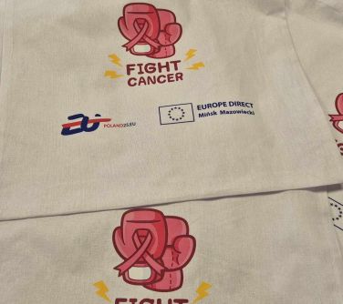 Jasne płucienne torby. Dwa loga oraz po środku rysunek dwóch różowych rękawic splecionych razem