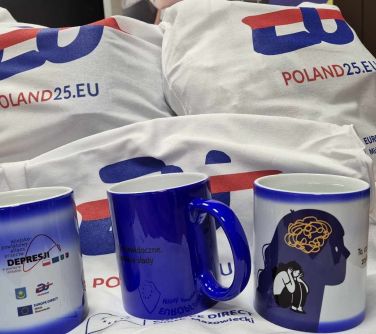 Biale płócienne torby. na przodzie trzy bialo-niebieskie kubki