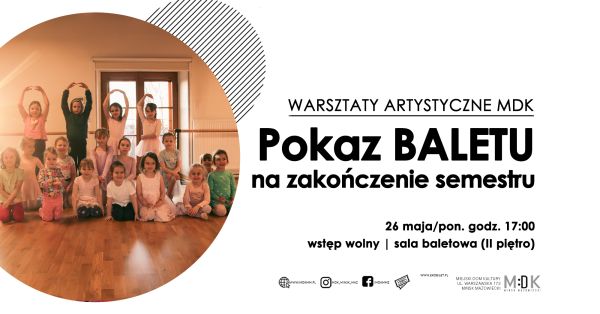 Po lewej w kole część dzieci siedzi na drewnianej podłodze. Cztery dziewczynki w pozie baletowej stoją z tylu. Po prawej...