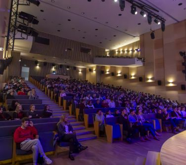 Aula lekko oświetlona. Widok na widownię