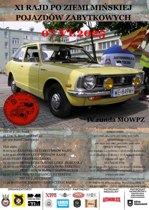 Po środku zdjęcie jasno-zielonego samochodu zabytkowego. Stoi na kostce. W tle budynek. Naokoło informacje