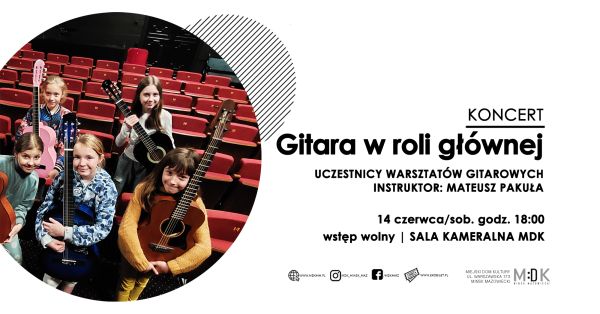 Po lewej w kole piątka uśmiechniętych dzieci z gitarami w dłoniach. Siedzą na fotelach kinowych w oświetlonym...